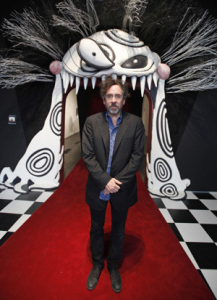 Tim Burton na exposição do MoMa, em Nova York.