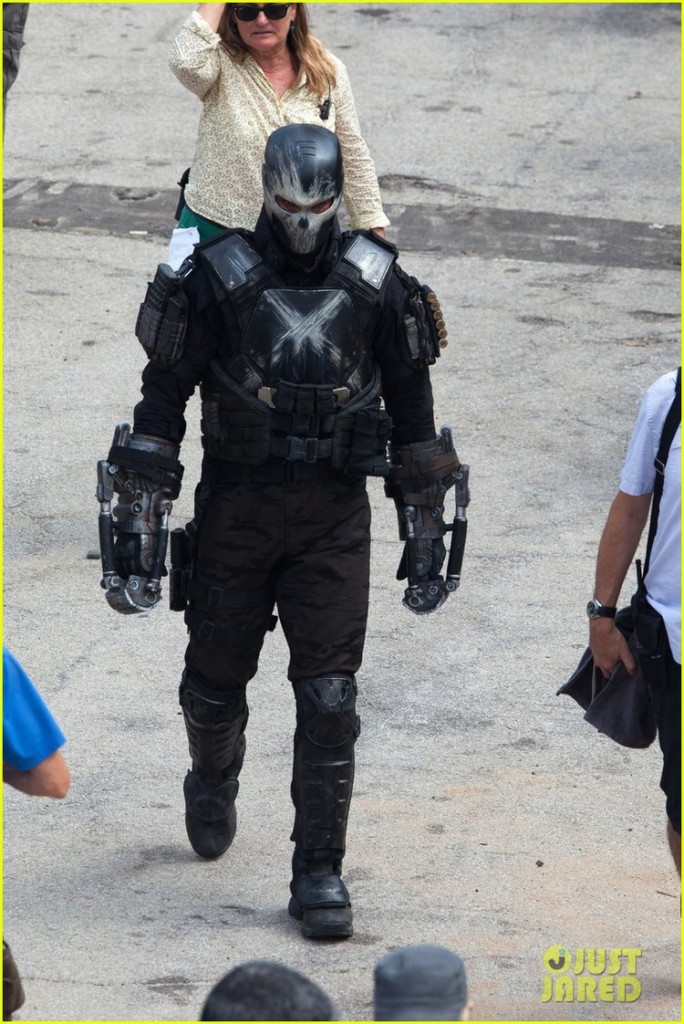 crossbones-SetPic3