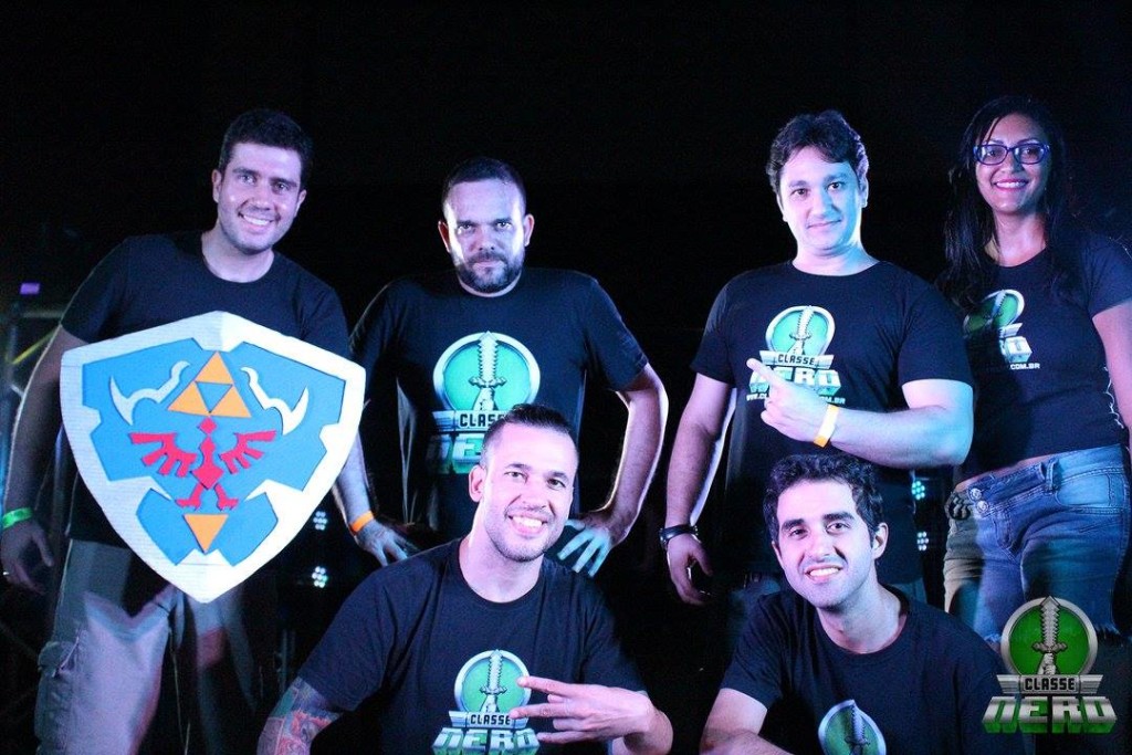 Equipe do Classe Nerd no Rio Anime Club. Em pé: Alexandre Papanis, Joe Redux, Rodrigo Fernandes, Jéssica Caravlho. Agachados: Afonso Cego e Alexandre Dias.